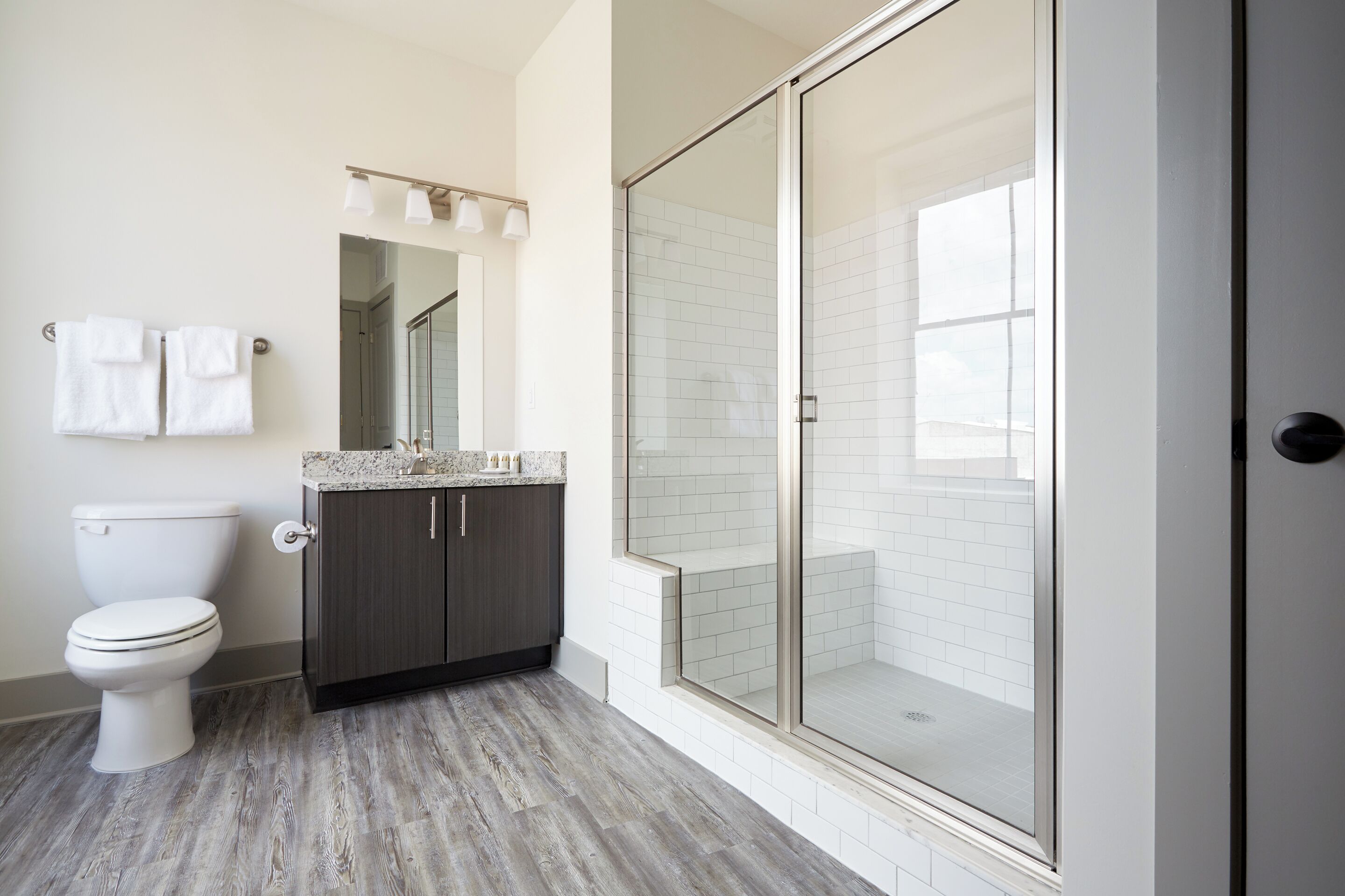 Deluxe Apartment (Self Check-in with Virtual Front Desk) | Bathroom shower