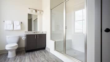 Deluxe Apartment (Self Check-in with Virtual Front Desk) | Bathroom shower