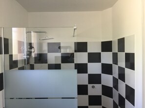 Suite, 2 Bedrooms | Bathroom | Shower, rainfall showerhead, free toiletries, hair dryer - Jolie halte normande (Balines)