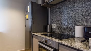 Apartemen Deluks | Dapur pribadi | Lemari es besar, microwave, oven, dan kompor