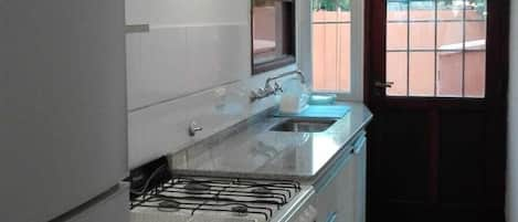 Casa, 3 quartos | Cozinha privada | Geladeira grande, micro-ondas, cooktop