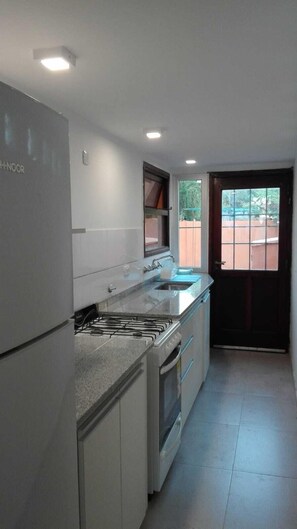 House, 3 Bedrooms | Private kitchen | Full-size fridge, microwave, stovetop, cookware/dishes/utensils - Alojamiento La Roja (Chascomus)