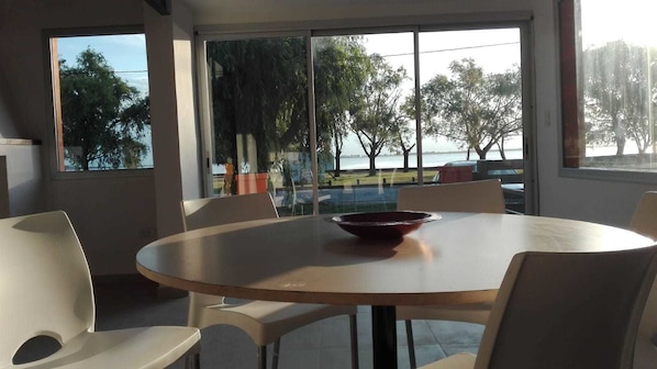 House, 3 Bedrooms | Living area | TV - Alojamiento La Roja (Chascomus)