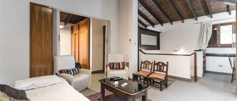 Apartemen Klasik | Ruang keluarga | TV layar datar