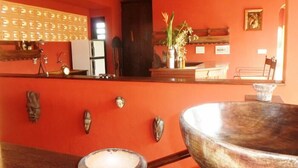 Unclassified image, 2 of 17, button - Keryvonne (Lomé)