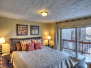 Condo - Lift Tickets Ski To Your Door, Wifi, Deck, Hot Tub (Steamboat Springs)