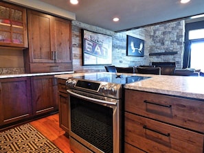 Appart'hôtel | Cuisine privée | Réfrigérateur, micro-ondes, plaque de cuisson, lave-vaisselle