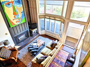 Televisión, chimenea y reproductor de DVD 