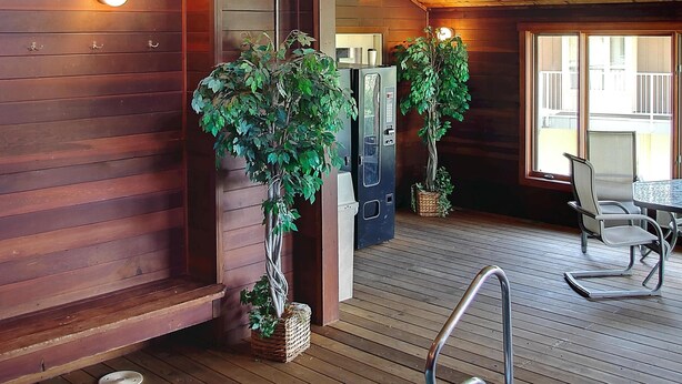 A wooden interior with a hot tub, wooden flooring, and a ceiling fan. - Lift Tickets Near Ski Hot Tubs Wifi Fireplace, Multi-level Unit (Steamboat Springs)