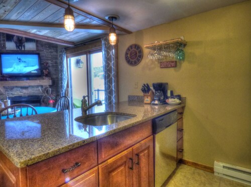 Lift Tickets Shuttle & Hottub, Pool, Near Ski Mountain Area