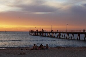 Beach - Park View 'Elysian' WIFI + Netflix (Glenelg)