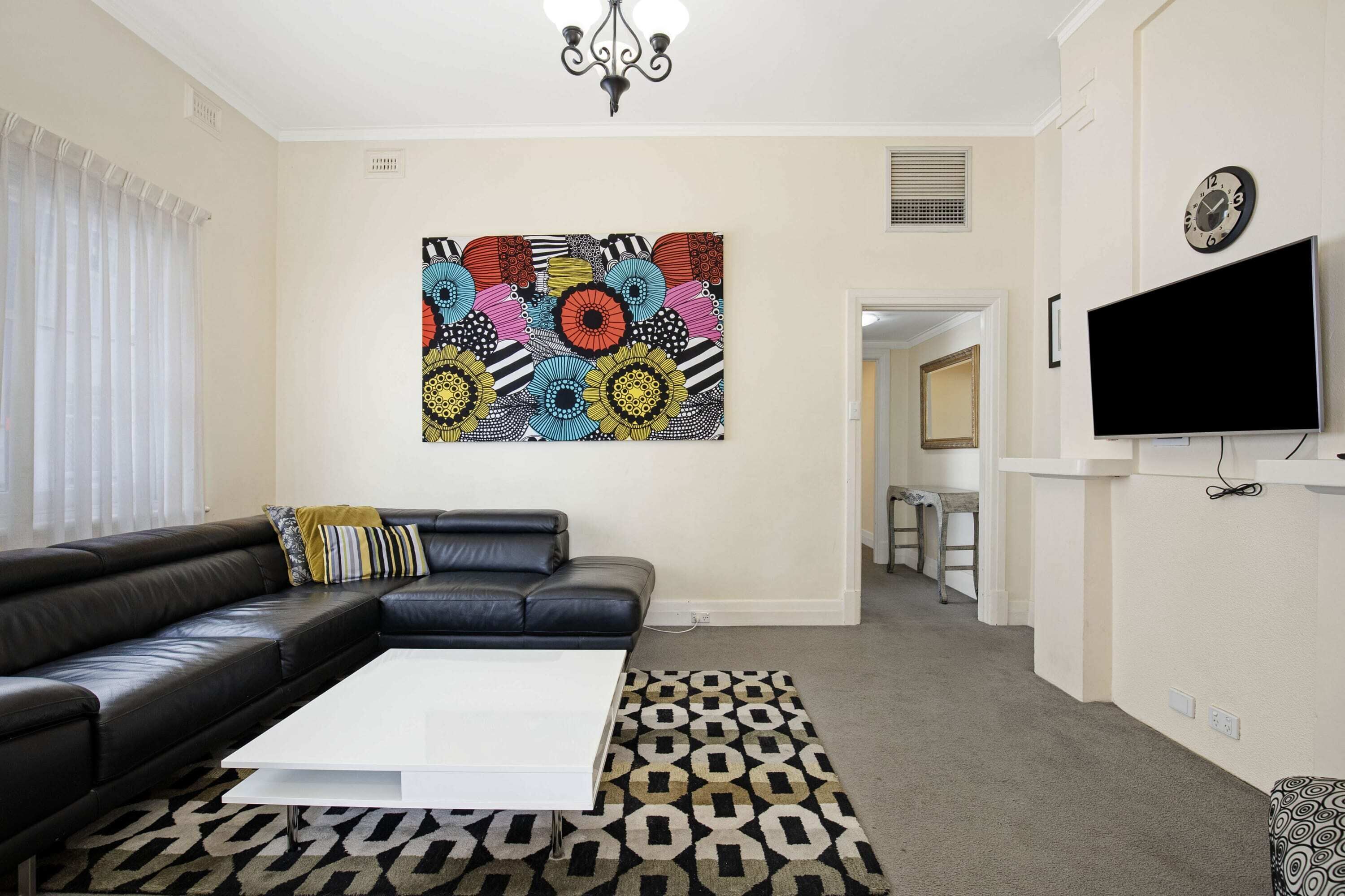 Una televisión, Netflix, servicios de streaming, una oficina