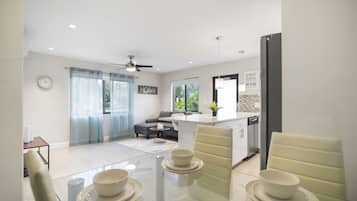 Deluxe-huoneisto, 1 makuuhuone (Unit 1) | Ruokailu omassa huoneessa