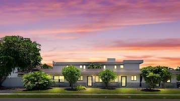 Bagian depan properti - sore/malam