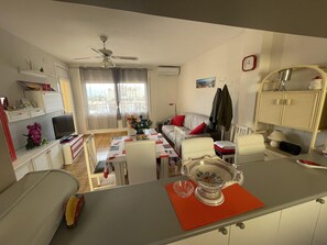 TV - Vacation rental in Roses, Costa Brava: Cozy apartment 900m from the beach. Book now and enjoy the sea! (Roses)