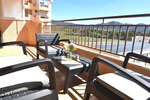 Property grounds - Vacation rental in Roses, Costa Brava: Cozy apartment 900m from the beach. Book now and enjoy the sea! (Roses)