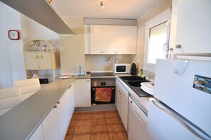 Fridge, microwave, oven, dishwasher - Vacation rental in Roses, Costa Brava: Cozy apartment 900m from the beach. Book now and enjoy the sea! (Roses)