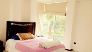 Comfort Quadruple Room, 2 Double Beds | Laptop workspace, WiFi (free), individually decorated - Urubo Suite - Hostel (Santa Cruz)