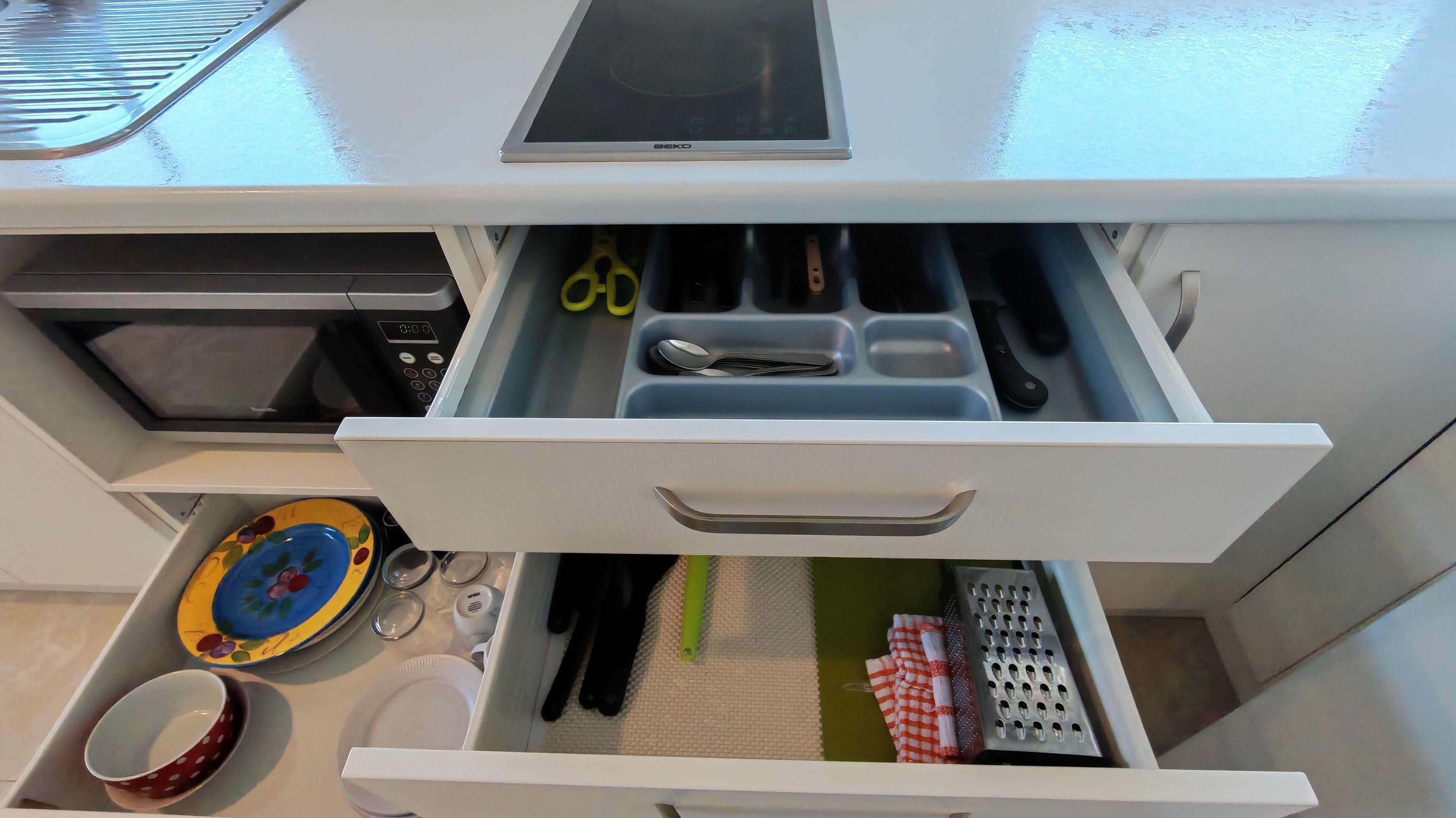 Refrigerador, microondas, parrilla de estufa y tetera eléctrica 