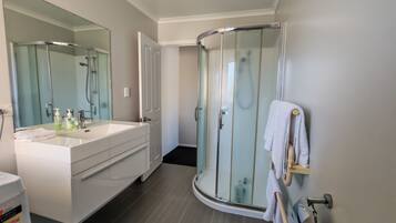 Dusch, hårtork, handdukar och tvål