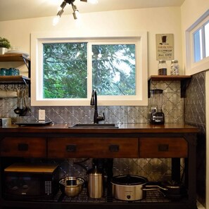 Jääkaappi, mikroaaltouuni, kahvin-/teenkeitin, grilliuuni