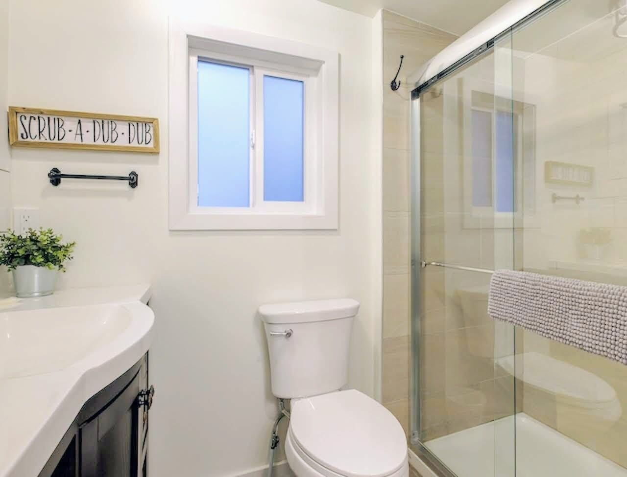 シャワー、環境にやさしいバスアメニティ、ヘアドライヤー、タオル