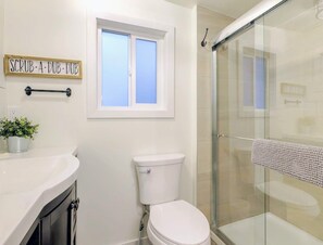 淋浴设施、环保洗浴用品、吹风机、毛巾