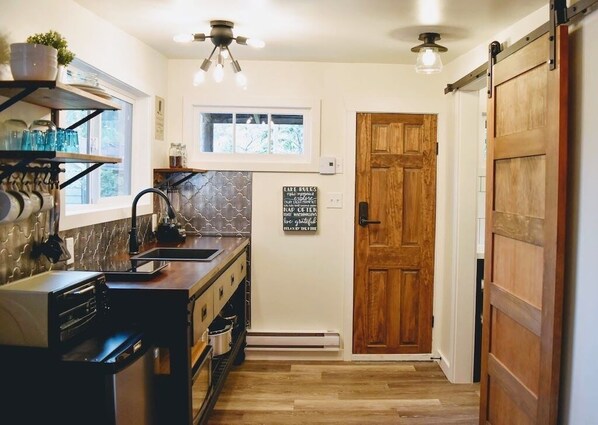 雪櫃、微波爐、咖啡機/沖茶器、小烤箱