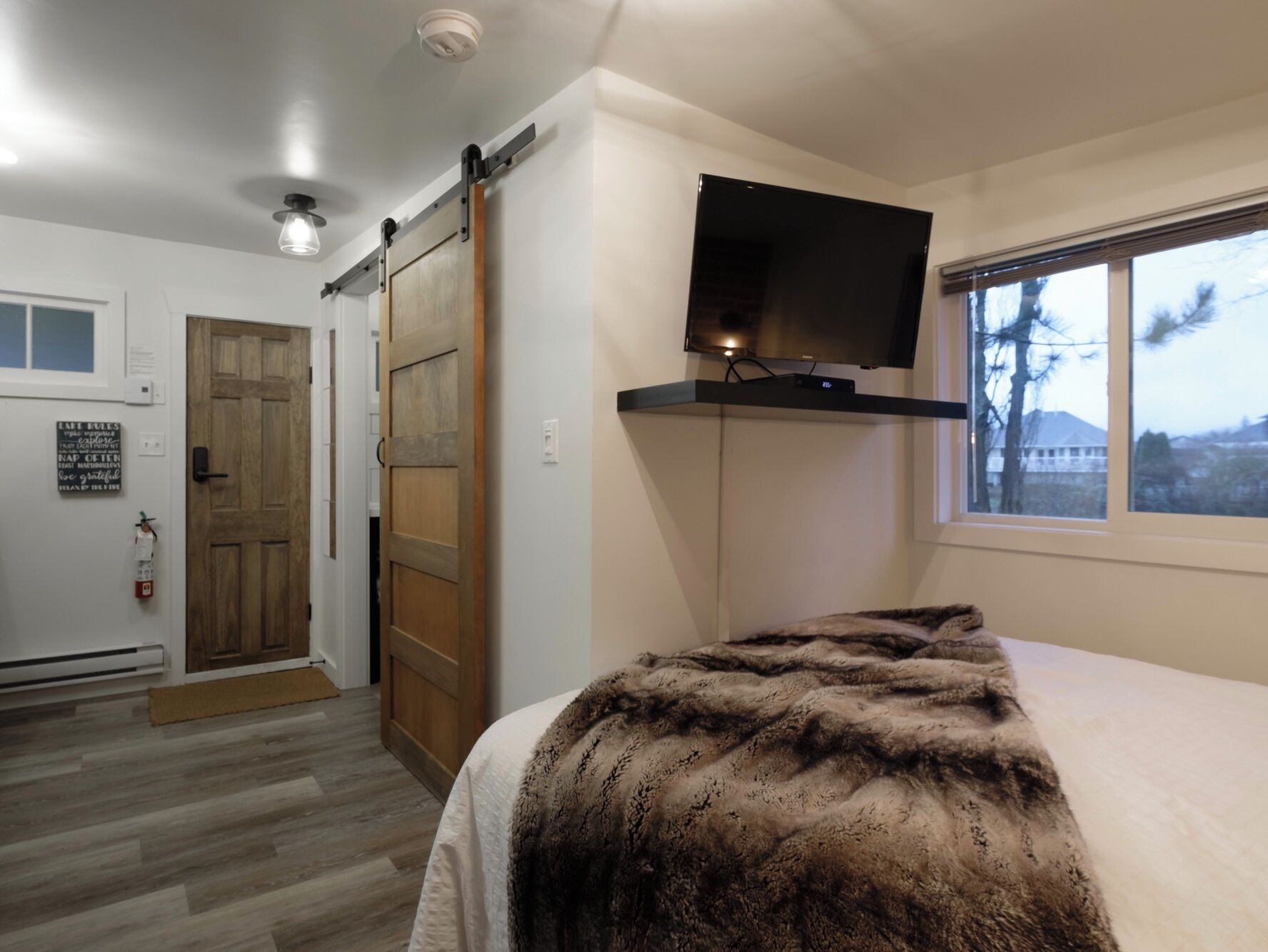 Tabla de planchar con plancha, wifi y ropa de cama 