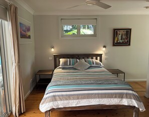 1 bedroom, iron/ironing board, free WiFi, bed sheets - Norah Head Hideaway Cottage (Norah Head)
