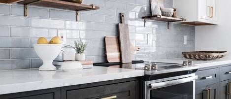 冷蔵庫、電子レンジ、オーブン、コンロ