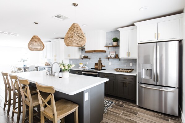 Refrigerador, microondas, horno y parrilla de estufa