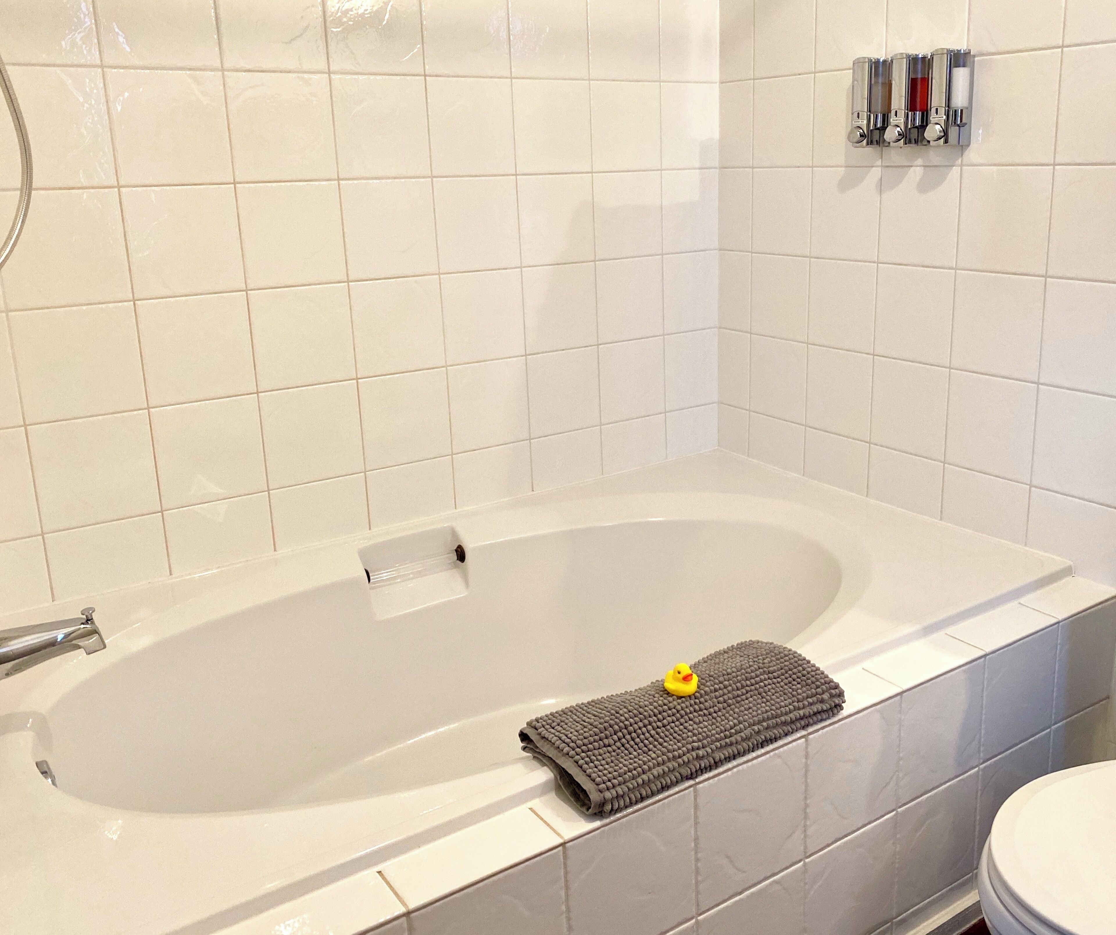 Combined shower/bathtub, hair dryer, towels