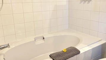 Combined shower/bathtub, hair dryer, towels