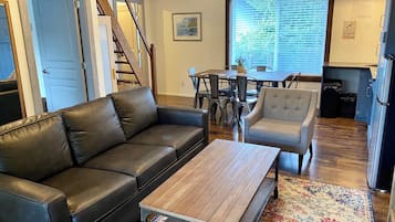 Smart TV, fireplace, Netflix, streaming services