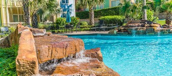 Beachfront luxury loft - overlooking Babe's beach Dawn-Bldg 6