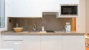 Een koelkast, een microgolfoven, een kookplaat