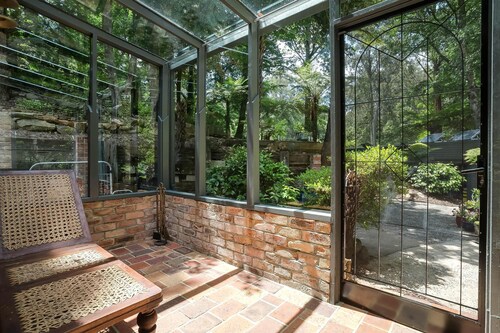 The Stone On The Hill - This is a contemporary 3 bedroom home with high ceilings, a coonara log fire and central heating.