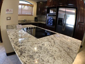 Jääkaappi, mikroaaltouuni, astianpesukone, kahvin-/teenkeitin