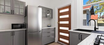 Cosy Glenelg South Family Cottage| Close To Beach | Pets Welcome