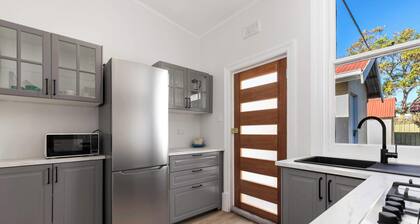 Cosy Glenelg South Family Cottage| Close To Beach | Pets Welcome