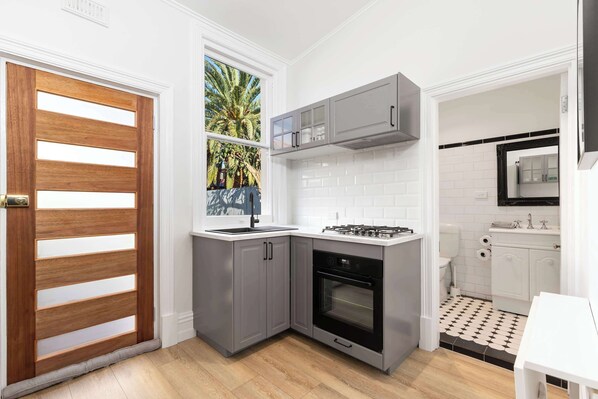 Refrigerador, microondas, horno y parrilla de estufa 