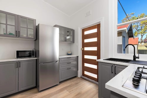 Cosy Glenelg South Family Cottage| Close To Beach | Pets Welcome