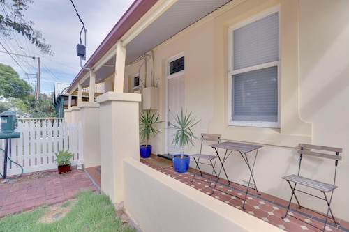Cosy Glenelg South Family Cottage| Close To Beach | Pets Welcome