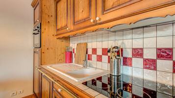 Coffee/tea maker, fridge, oven, stovetop
