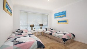 2 bedrooms, iron/ironing board, internet, bed sheets - Salty Kisses Holiday House (Point Clare)