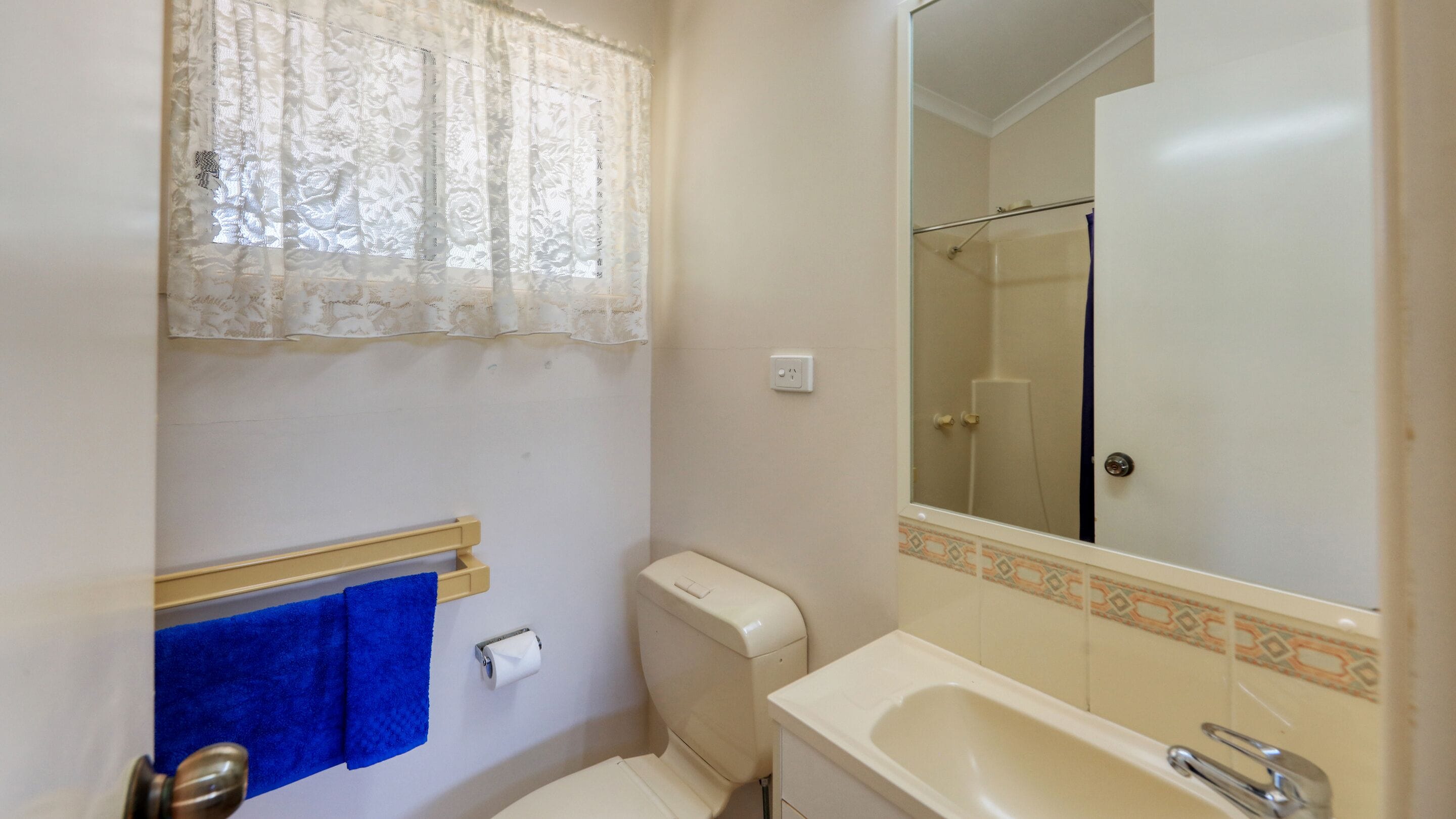 Een badkamer met toilet, wastafel en bad.
