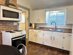 ثلاجة، ميكروويف، فرن، ماكينة لصنع القهوة/الشاي