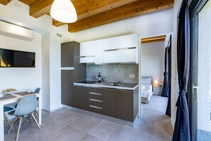 雪櫃、微波爐、焗爐、爐具