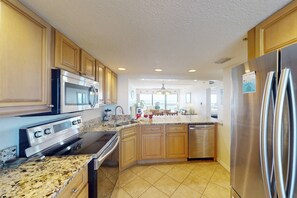 Kjøleskap, mikrobølgeovn, oppvaskmaskin og kaffetrakter/tekoker